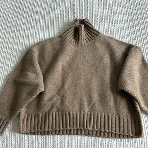 COS Chunky Pure Cashmere Turtleneck Sweater in XS in Beige.